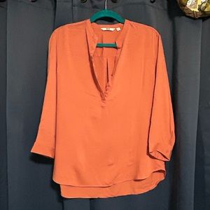 M - Uniqlo quarter button up shirt